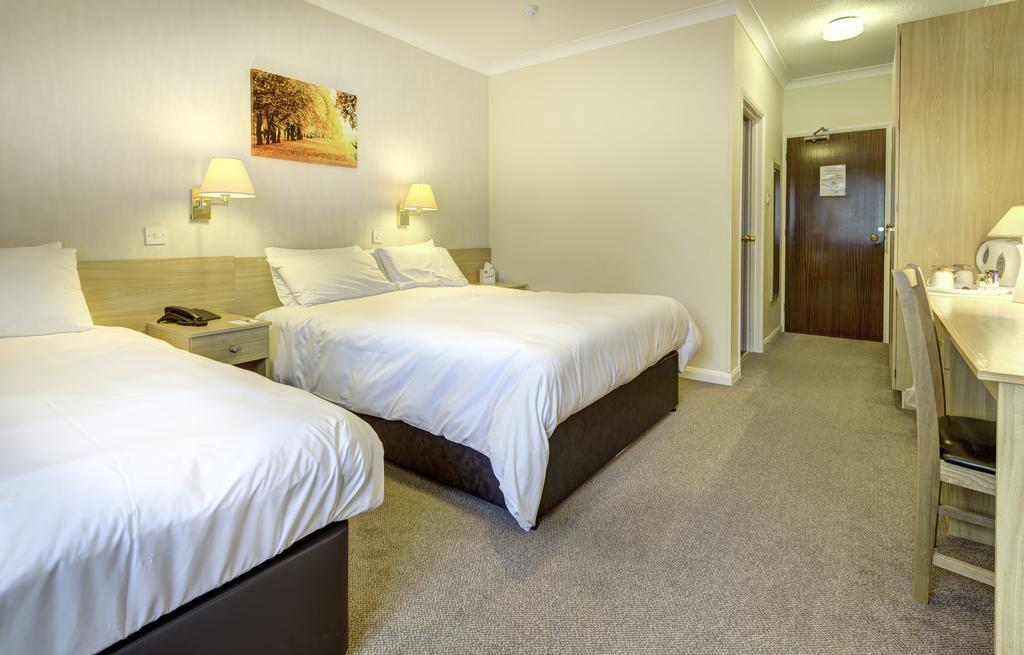 Family Room with Double and Single Beds - Non-Smoking