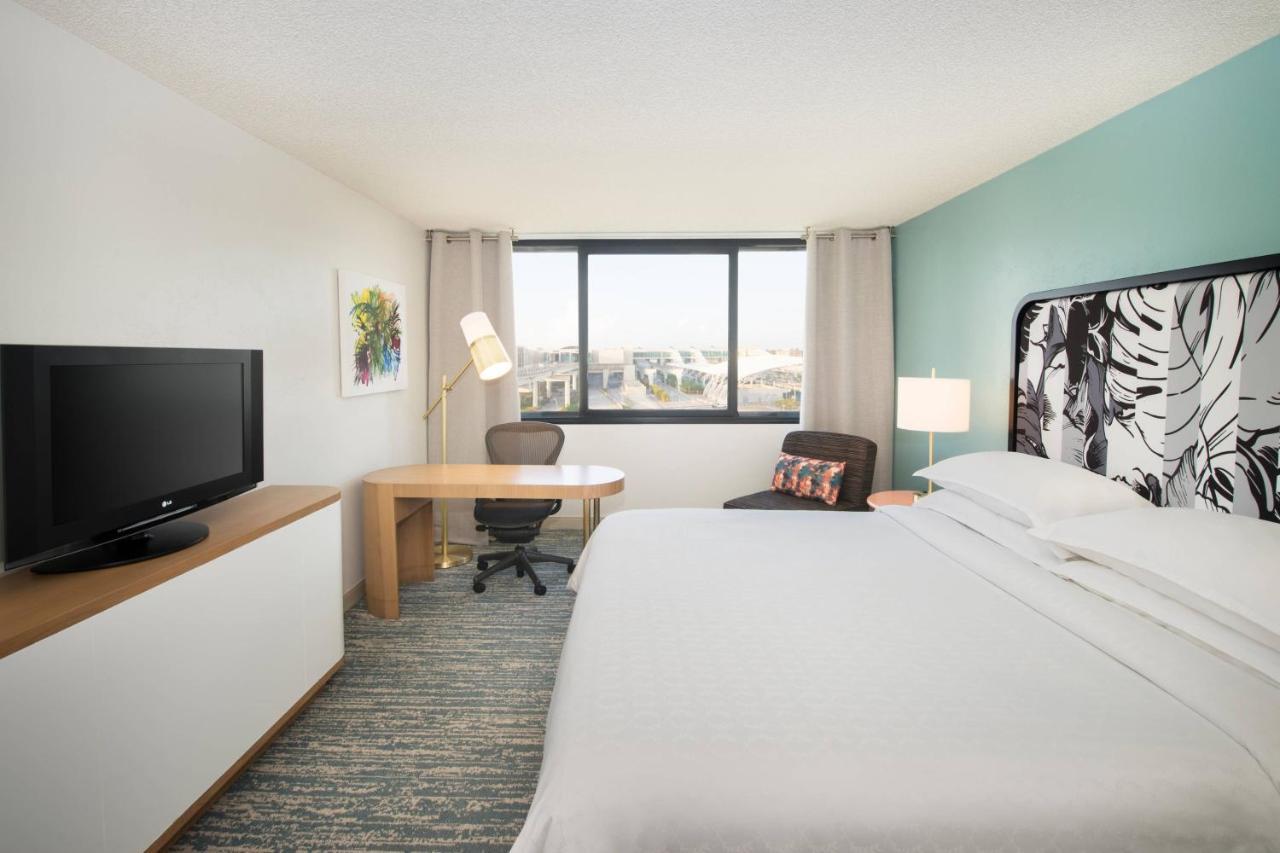 Quarto Tradicional com Cama King-size e Vista da cidade