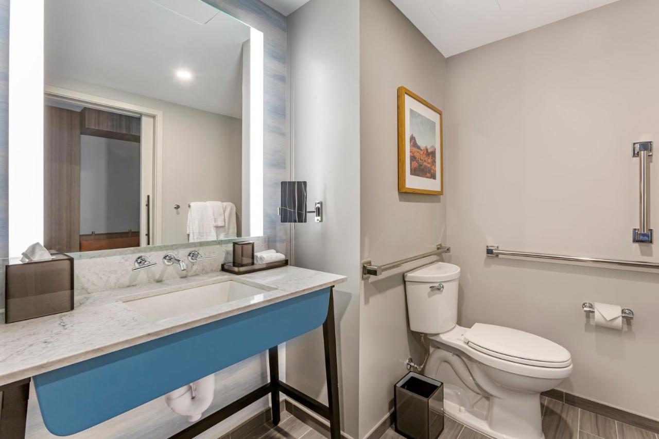 Accessible Premier Room Roll Shower 2 Queens