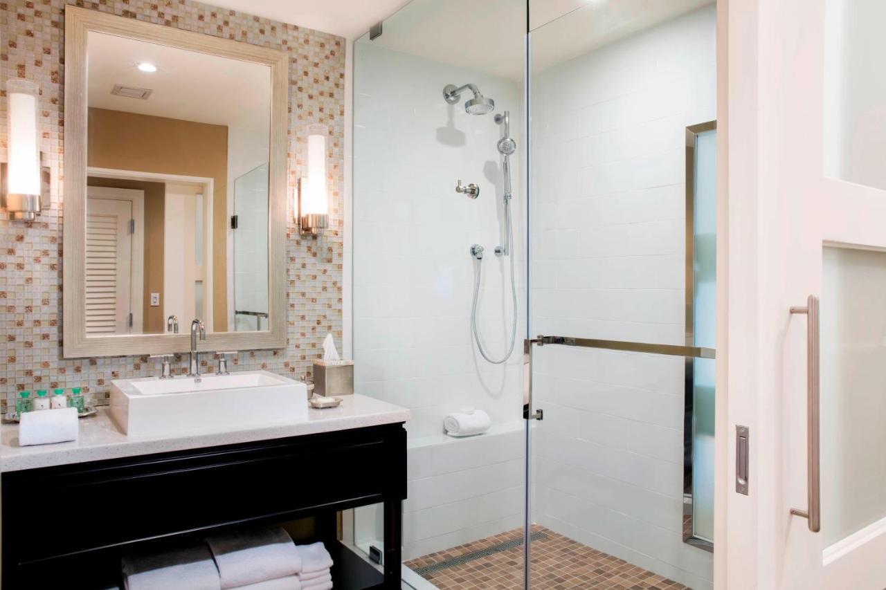 Partial Bay View, Guest room, 1 King, Balcony