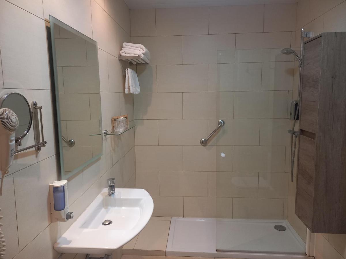 Double or Twin Room Private Bathroom