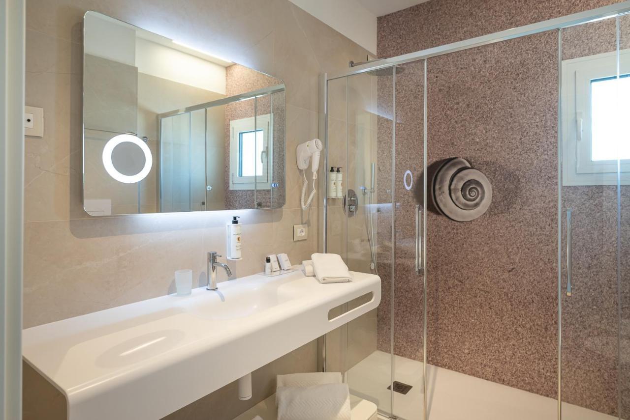 Superior Zimmer mit Kingsize-Bett, Whirlpool und seitlichem Meerblick