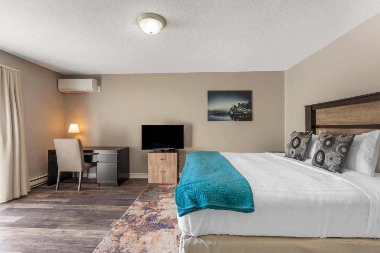 Queen Room with Patio and Lake View