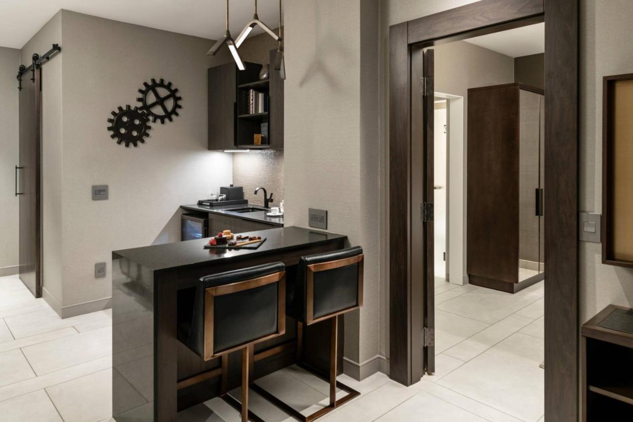 1 Bedroom Suite, 1 King, Sofa bed