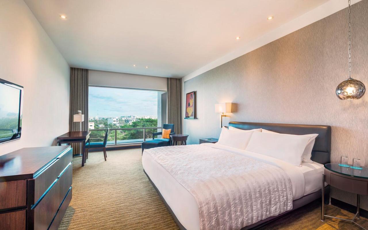Superior Corner King Room with City View