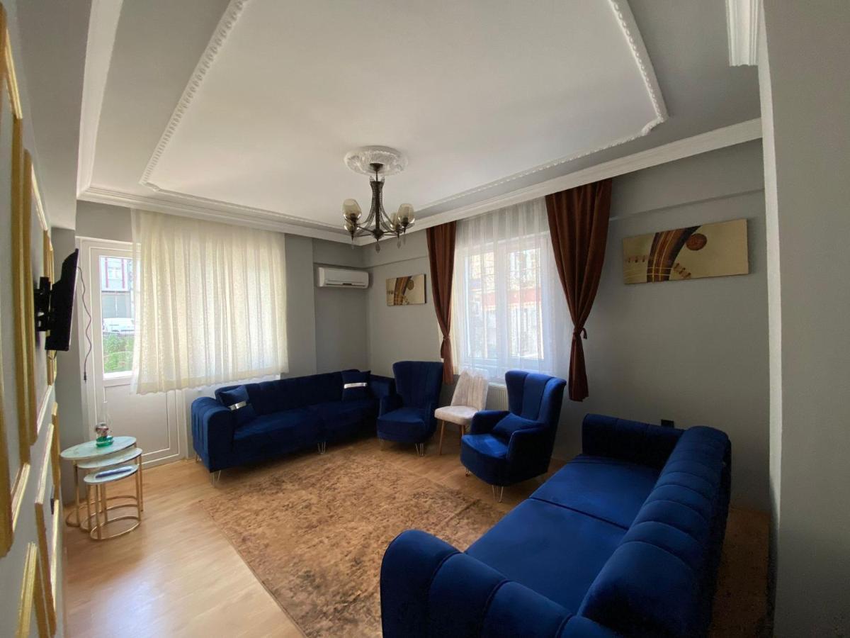 1 King Bed One-Bedroom Bathtub Kitchen Living Area Washer-Dryer Lounge Access
