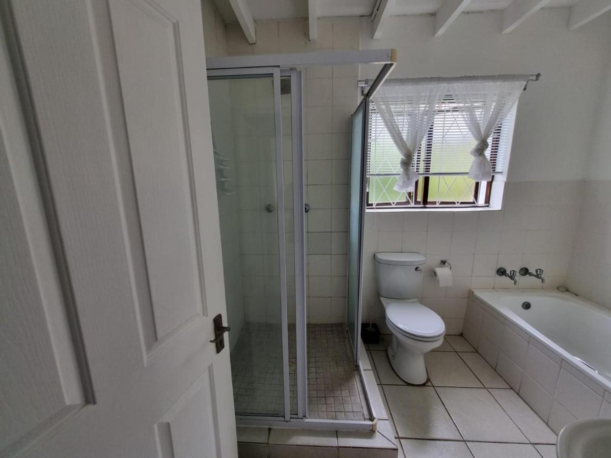 King Room Bathtub Mobility Access or Hearing Accessible