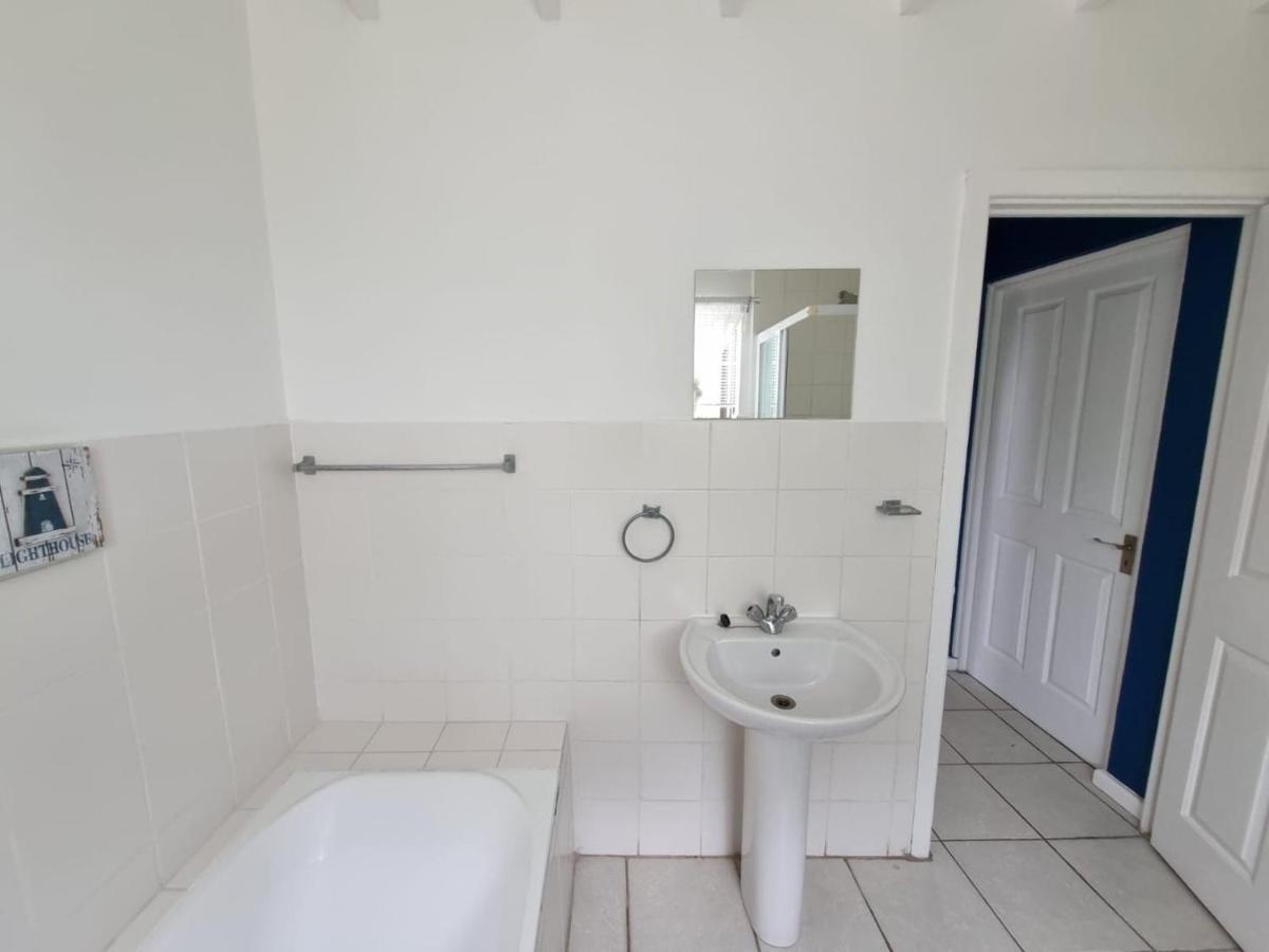 King Room Bathtub Mobility Access or Hearing Accessible