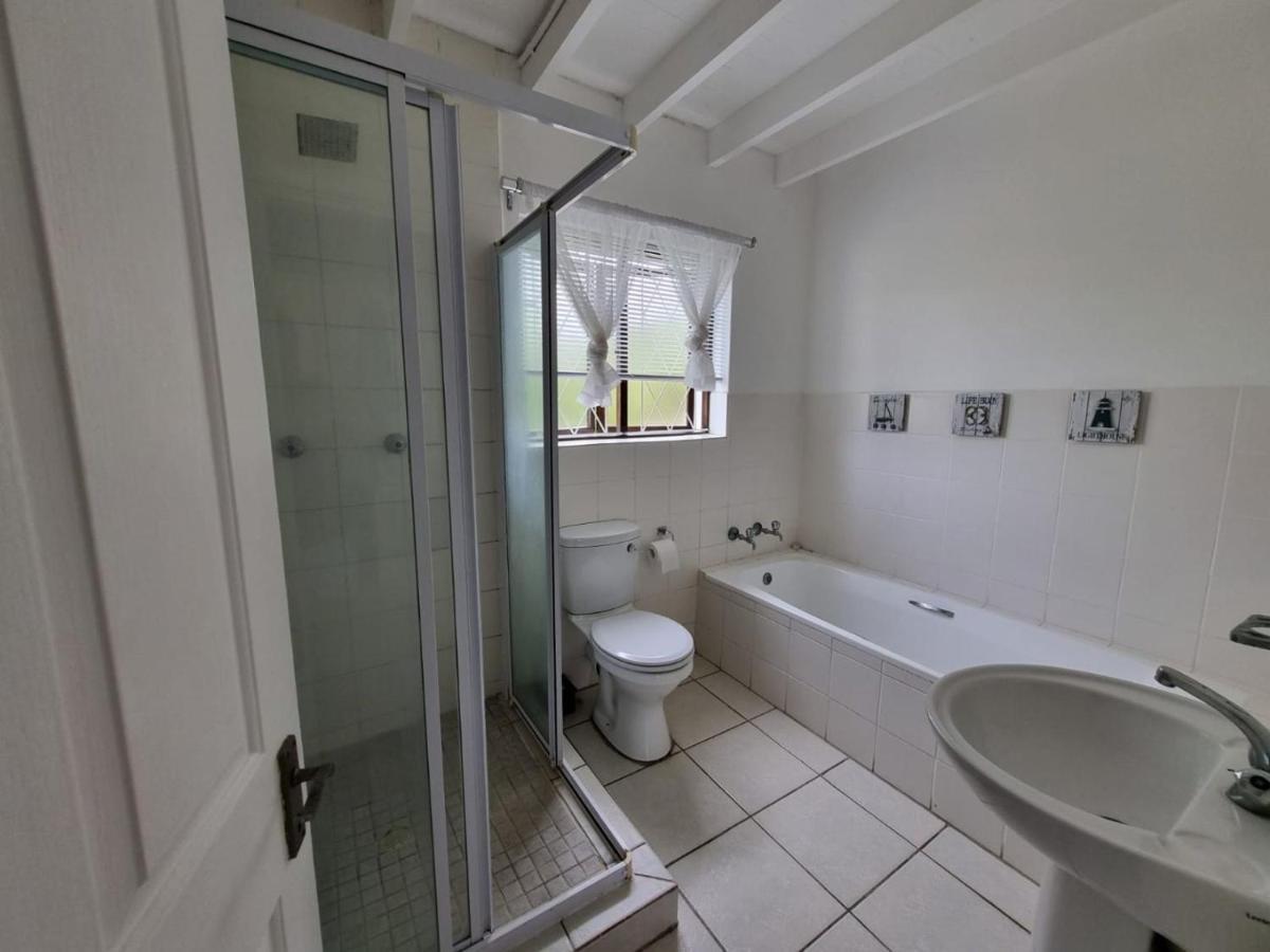 King Room Bathtub Mobility Access or Hearing Accessible