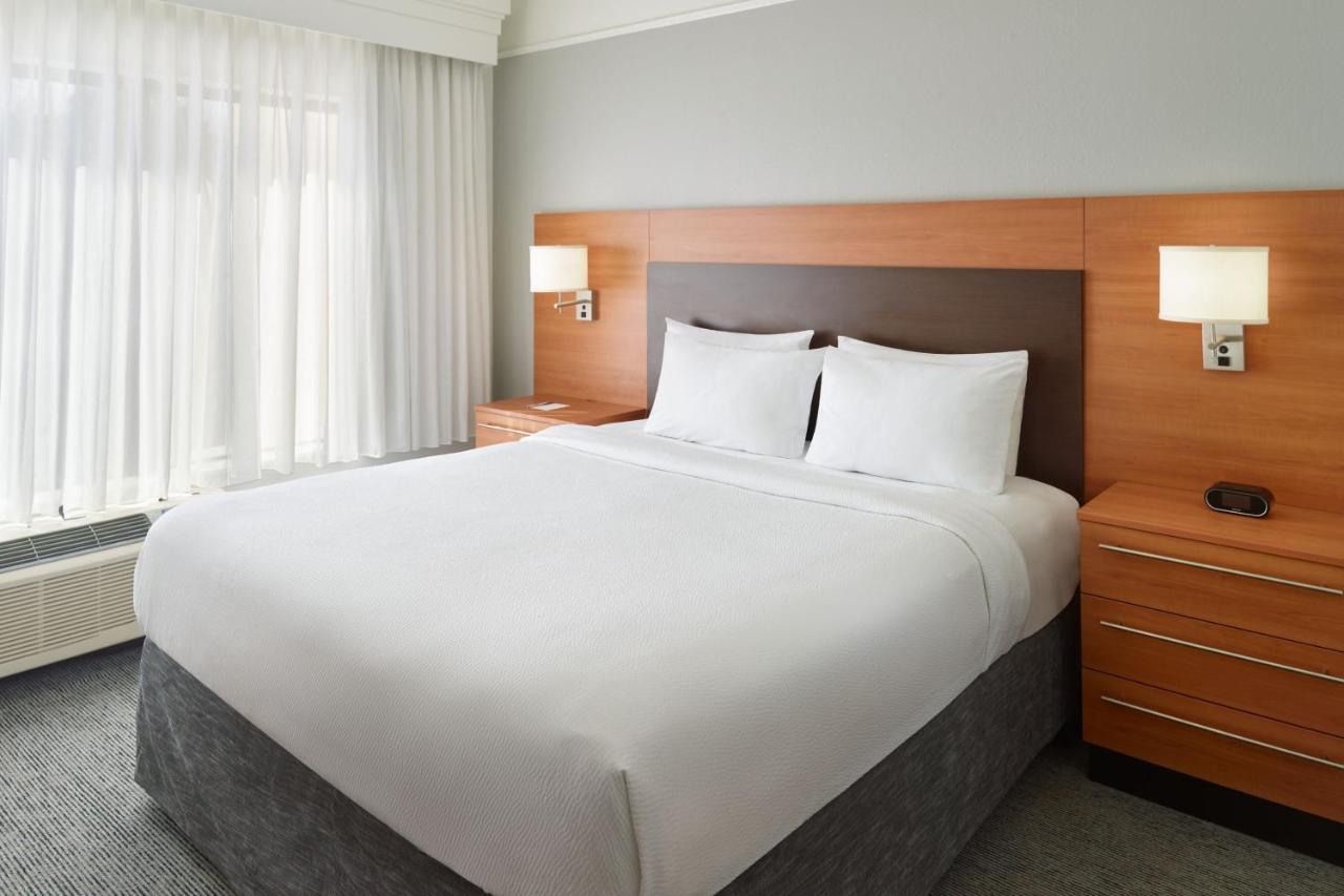 One-Bedroom King Suite with Sofa Bed - Non-Smoking