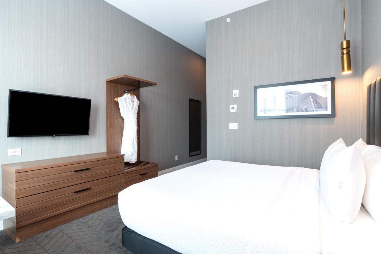 Standard Room 1 King Bed