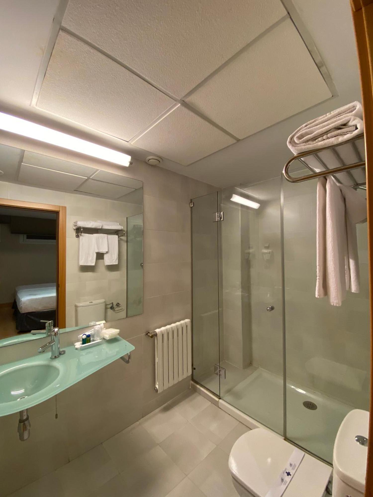 Interior Twin Room Shower,1431822367:JPEG