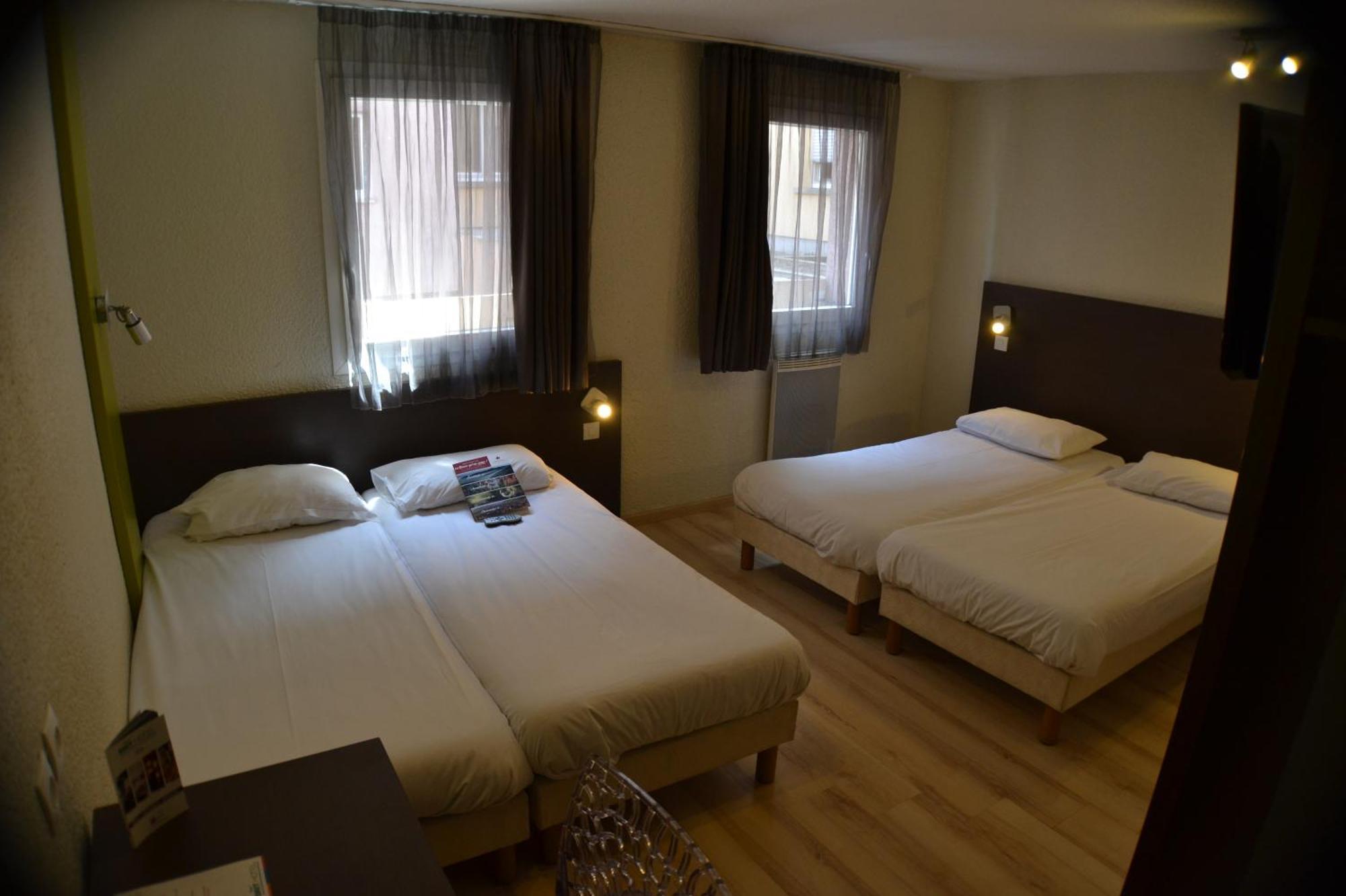 Quadruple Room 4 Single Beds,1746832650:JPEG