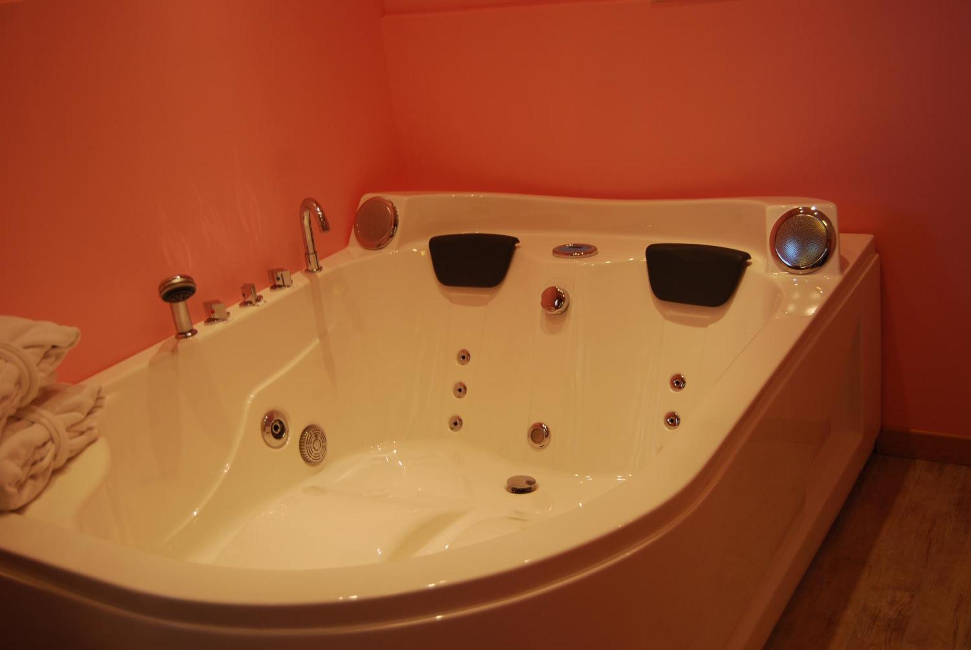 Deluxe Suite Spa Bath