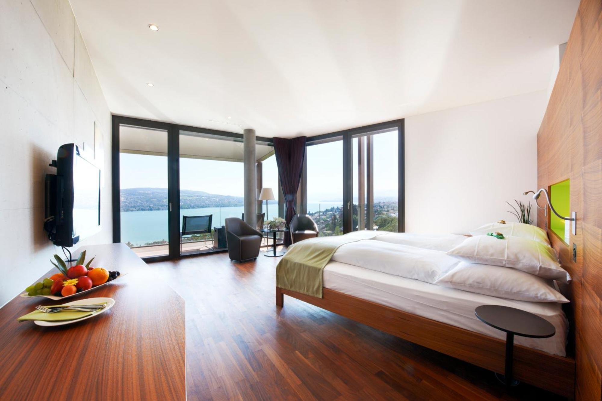 Junior Suite Panorama Club mit Whirlpool-Badewanne und Seeblick