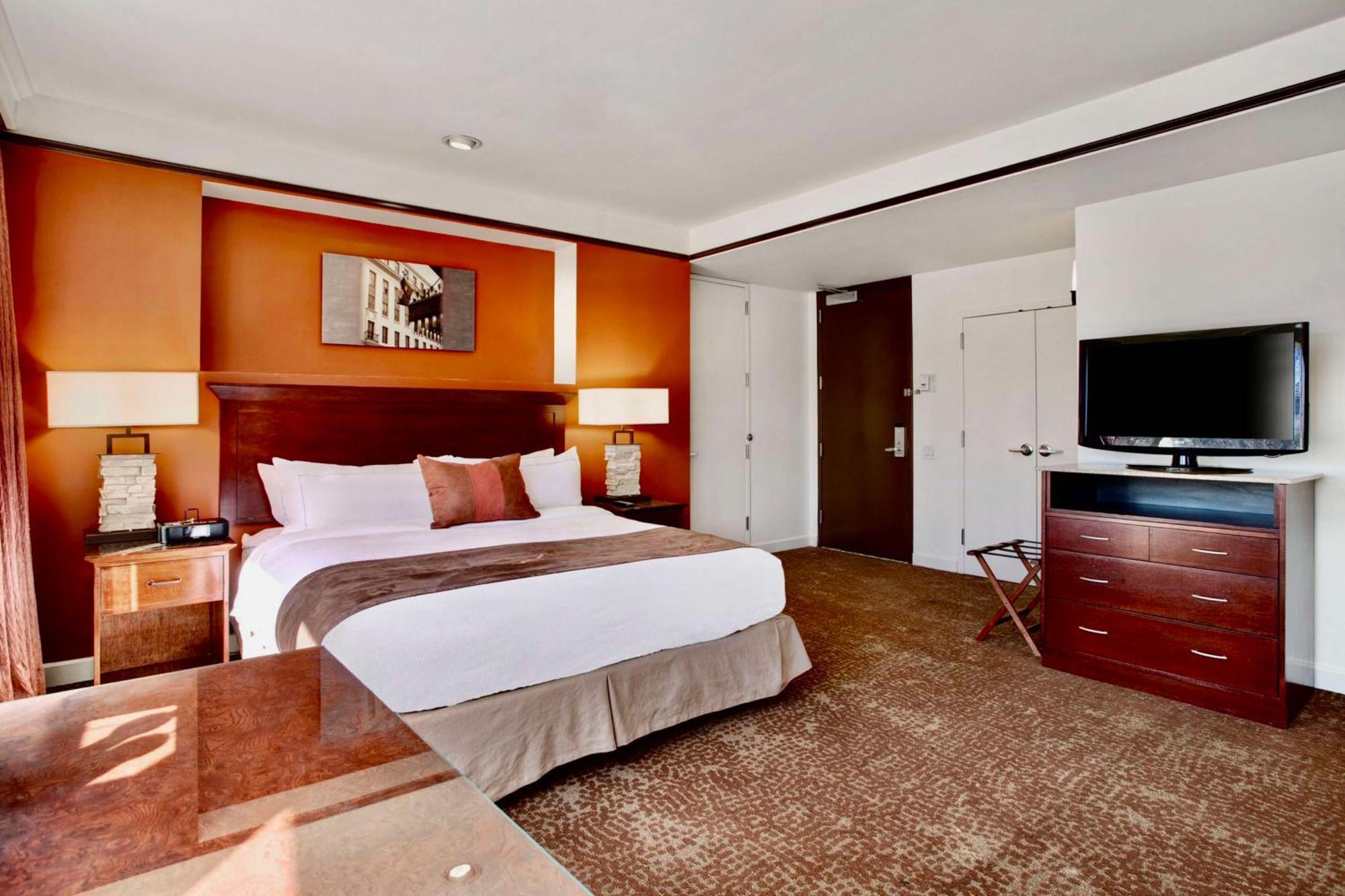 Habitación Doble Deluxe con cama grande y jacuzzi en el jardín