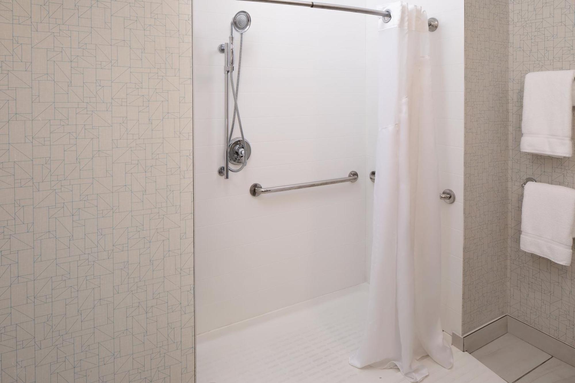 Standard Queen Room Two Queen Beds Roll Shower Mobility Access