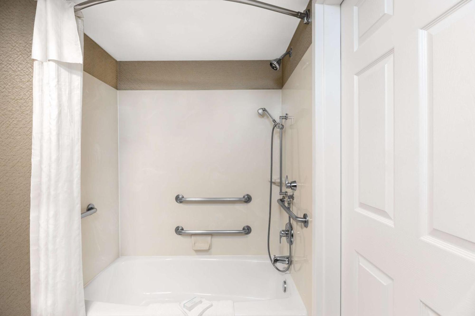 Queen Studio with Bath Tub - Mobility and Hearing Access/Non-Smoking