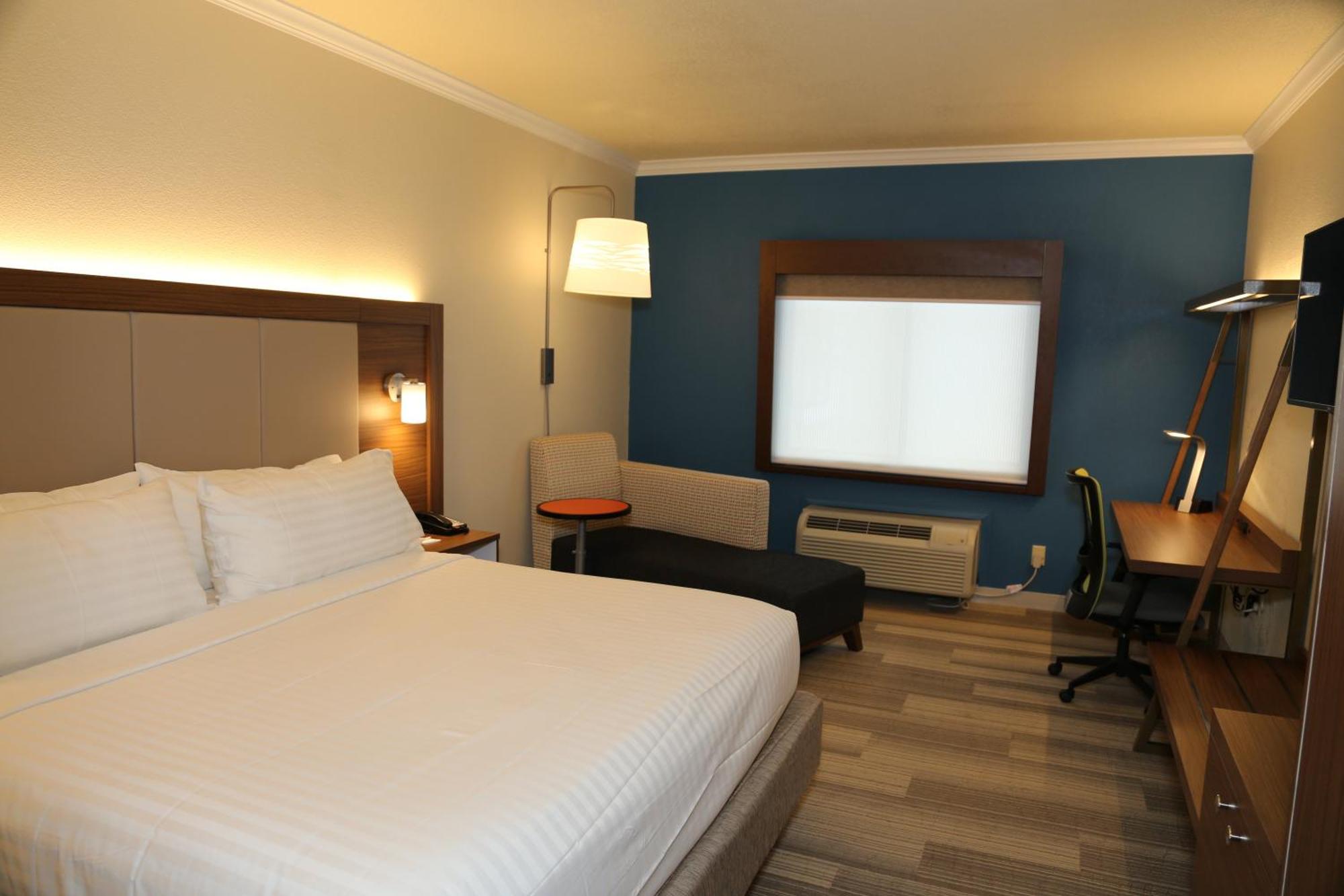 King Room with Roll in Shower - Hearing Accessible/Non-Smoking