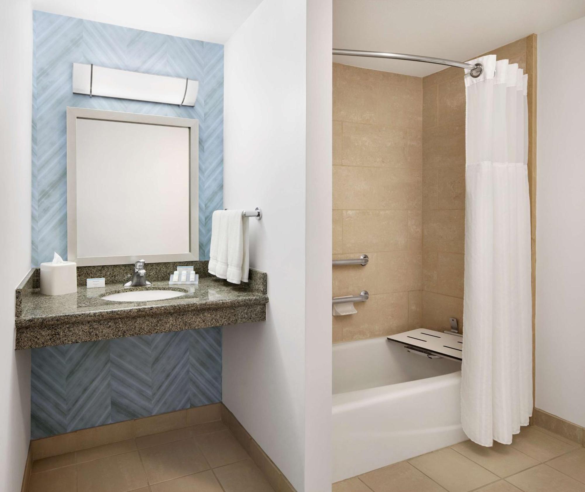 Queen Room with Two Queen Beds and Accessible Tub - Mobility Access