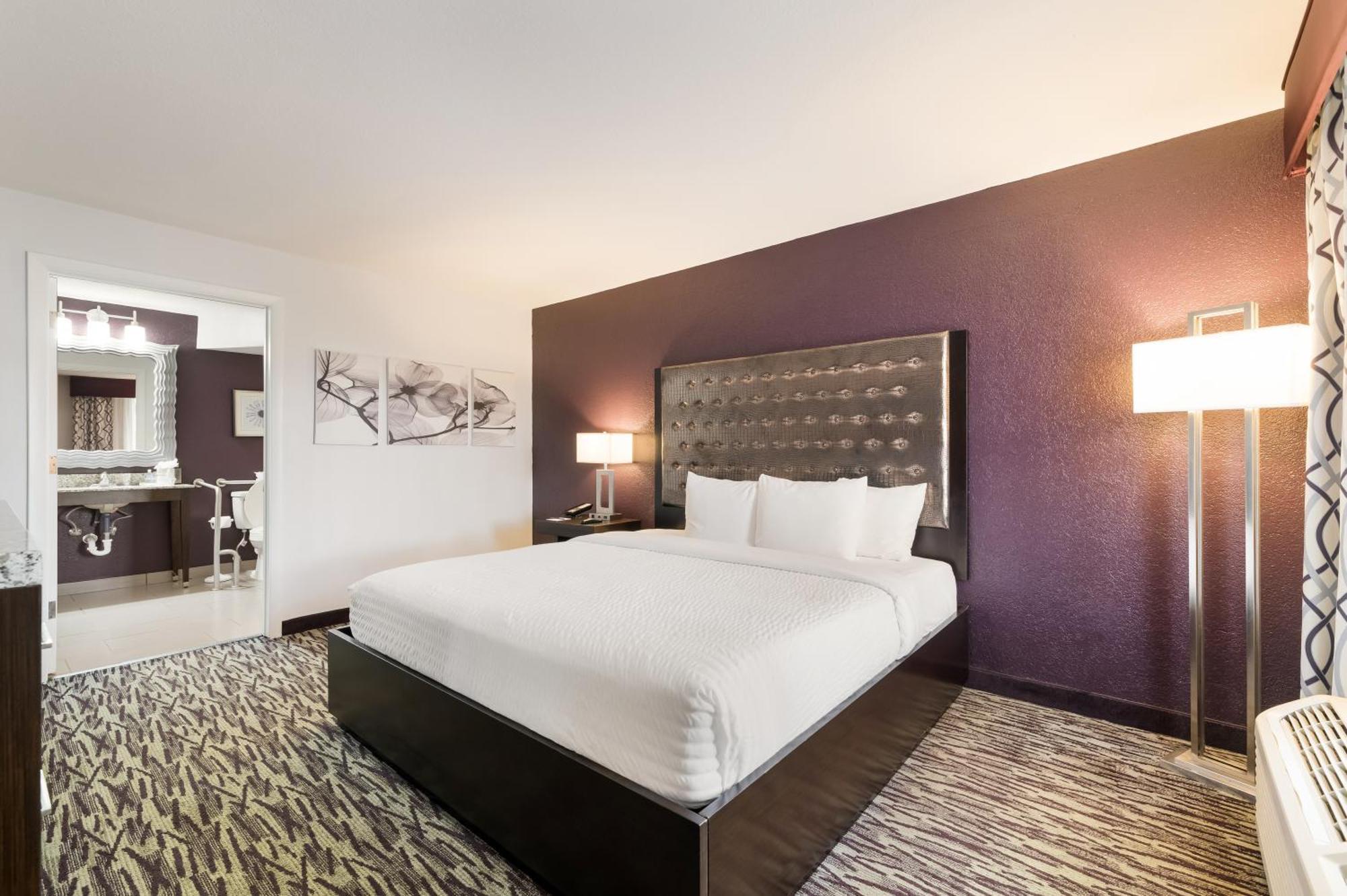 King Room with Roll-In Shower - Disability Access (No Resort Fee)