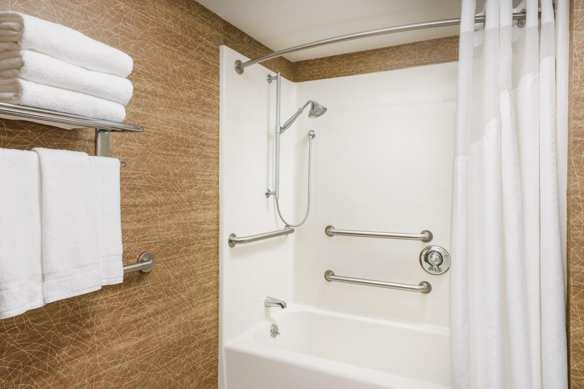 Standard King Room with Communications and Mobility Accessible Tub