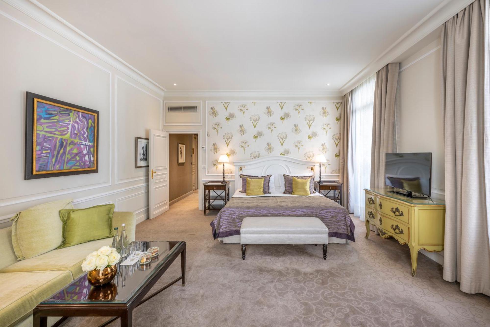 Junior Suite City or Courtyard View