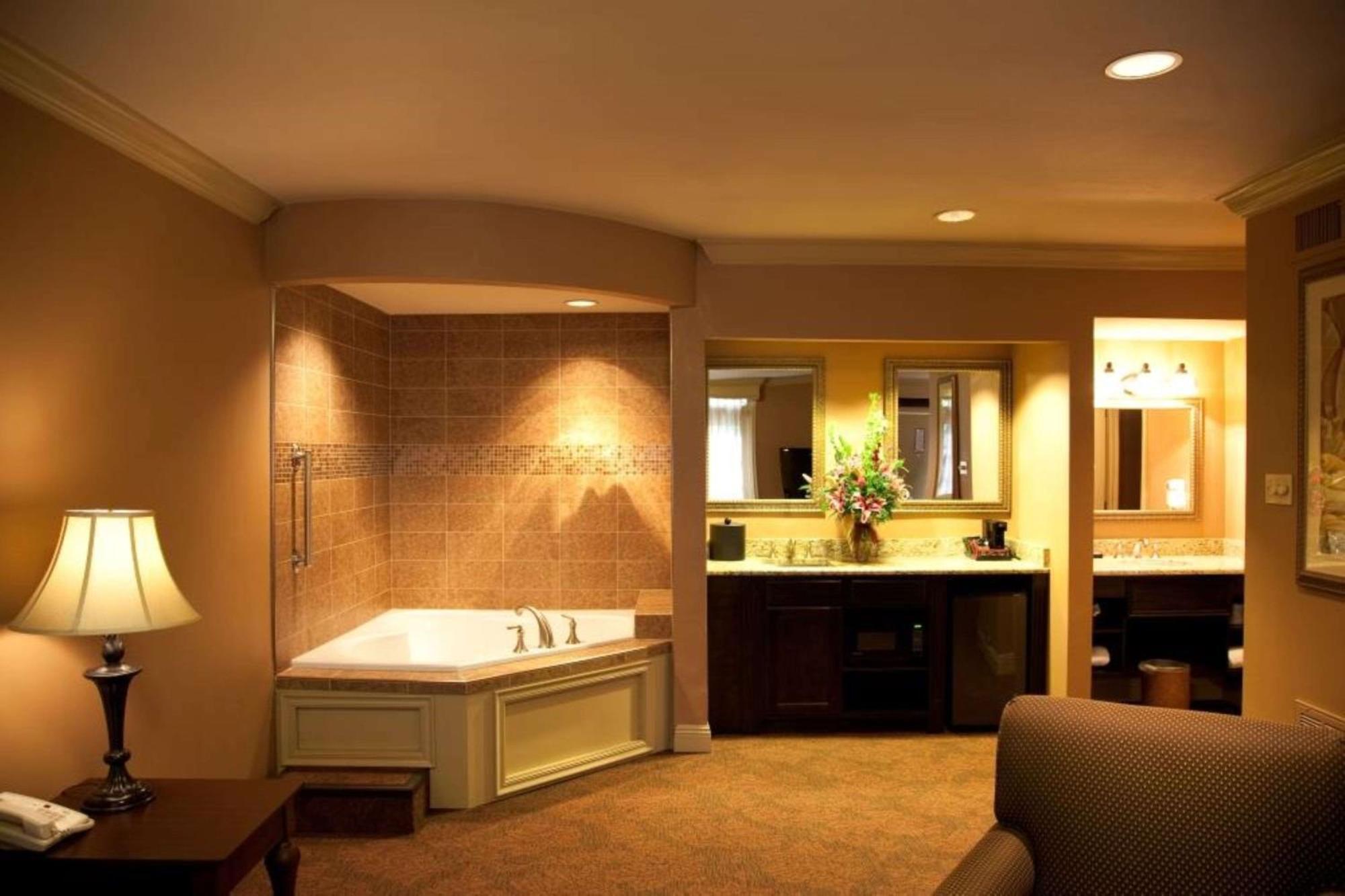 King Suite Jetted Tub Non-Smoking