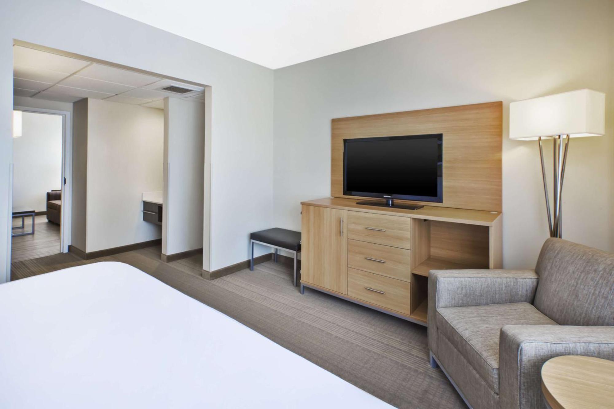 Two-Room Corner King Suite with City View