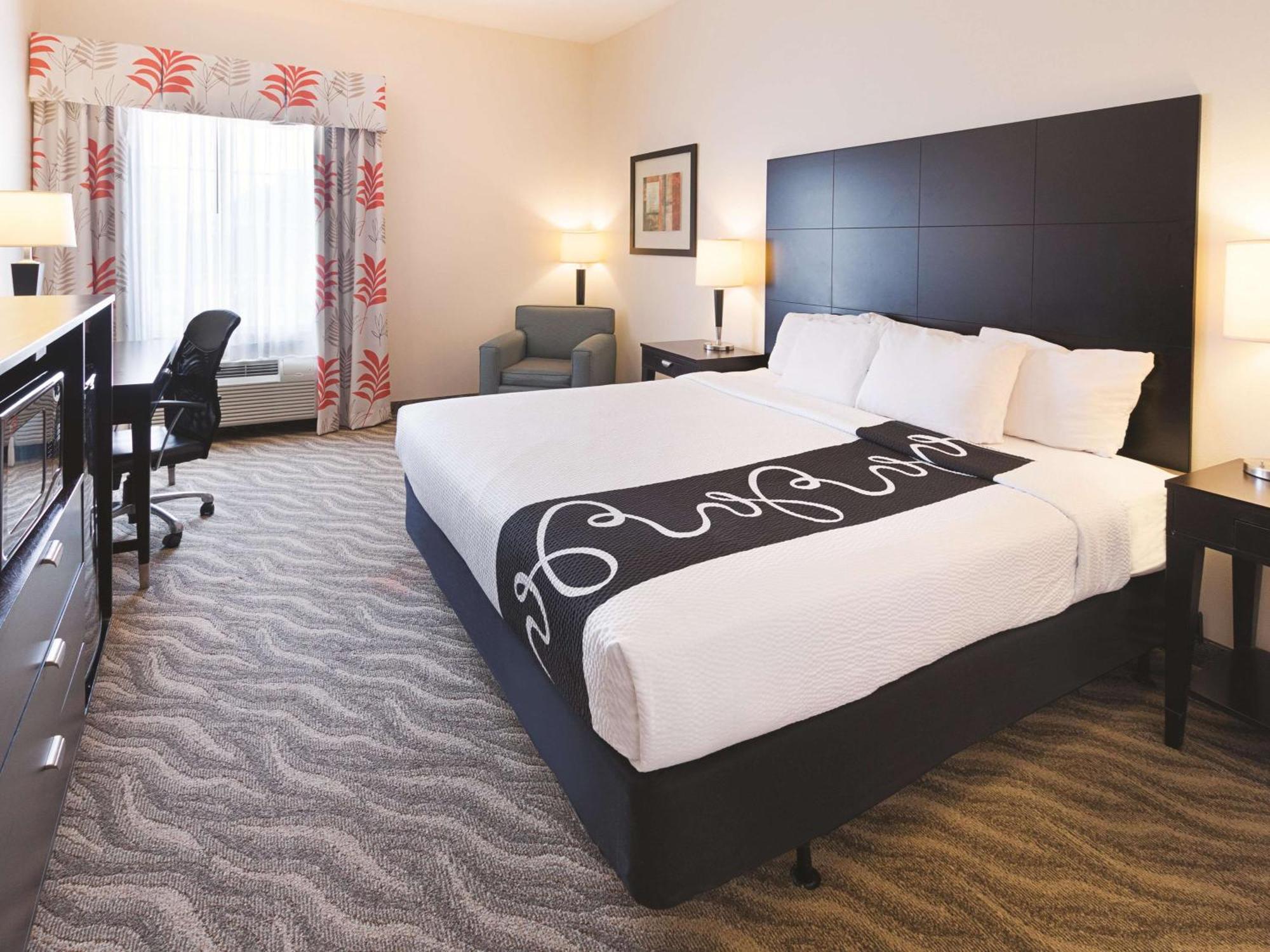 King Room Bath Tub Mobility or Hearing Accessible Non-Smoking