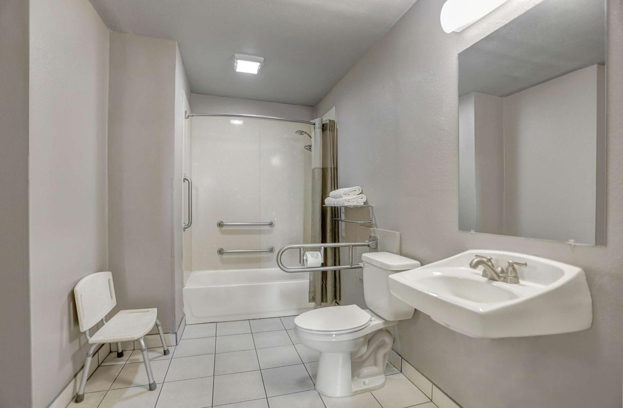 Queen Room - Disability Access - Non-Smoking