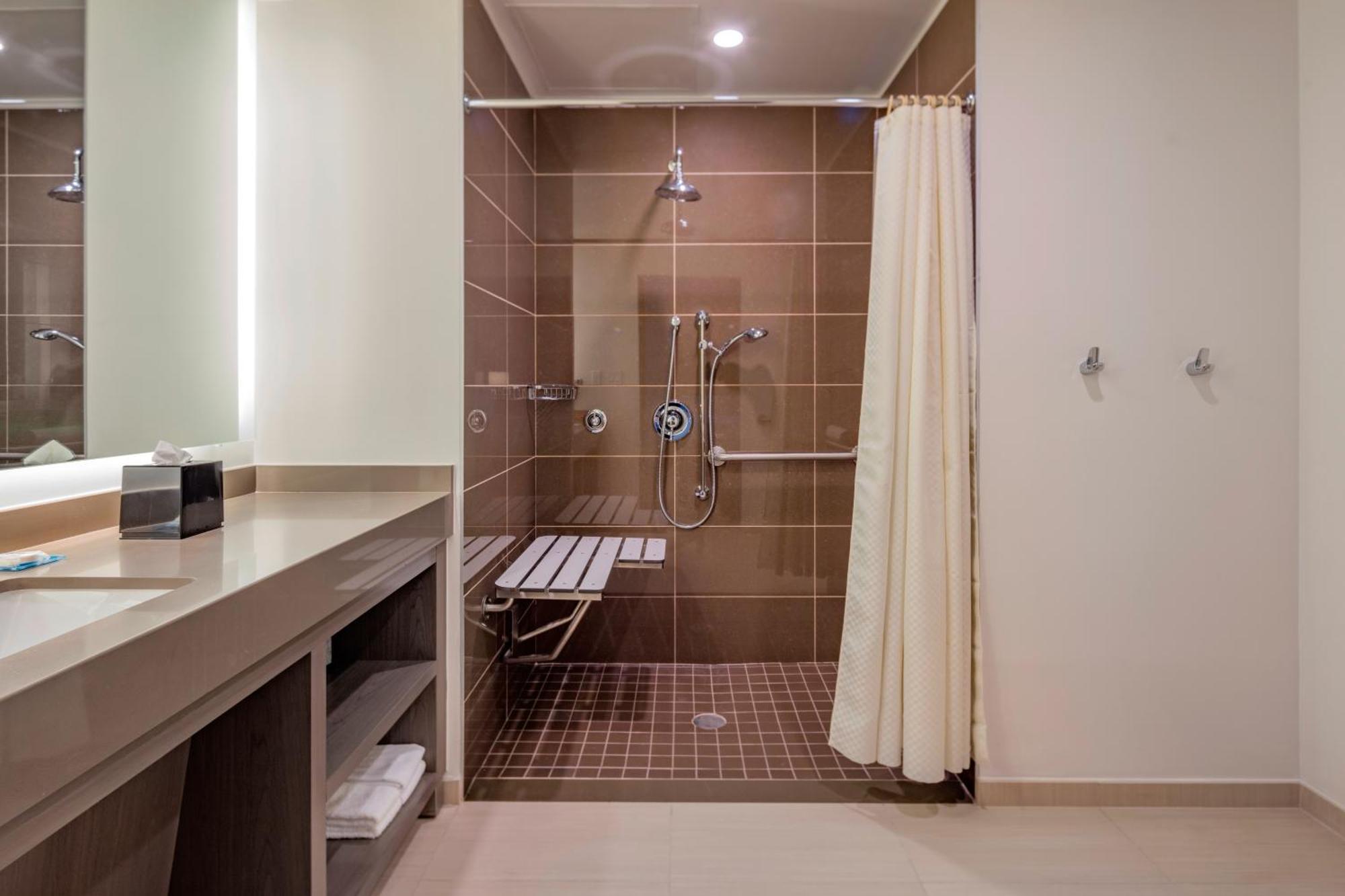 King Room Roll Shower Disability Access,1227223847:JPEG