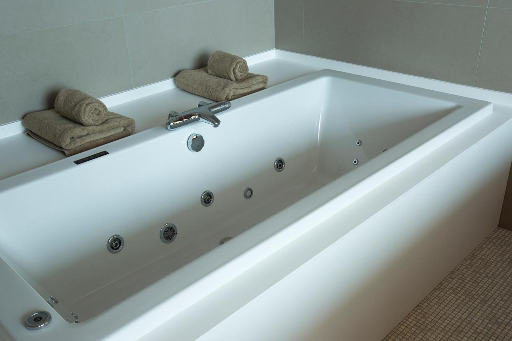 King Suite Jacuzzi