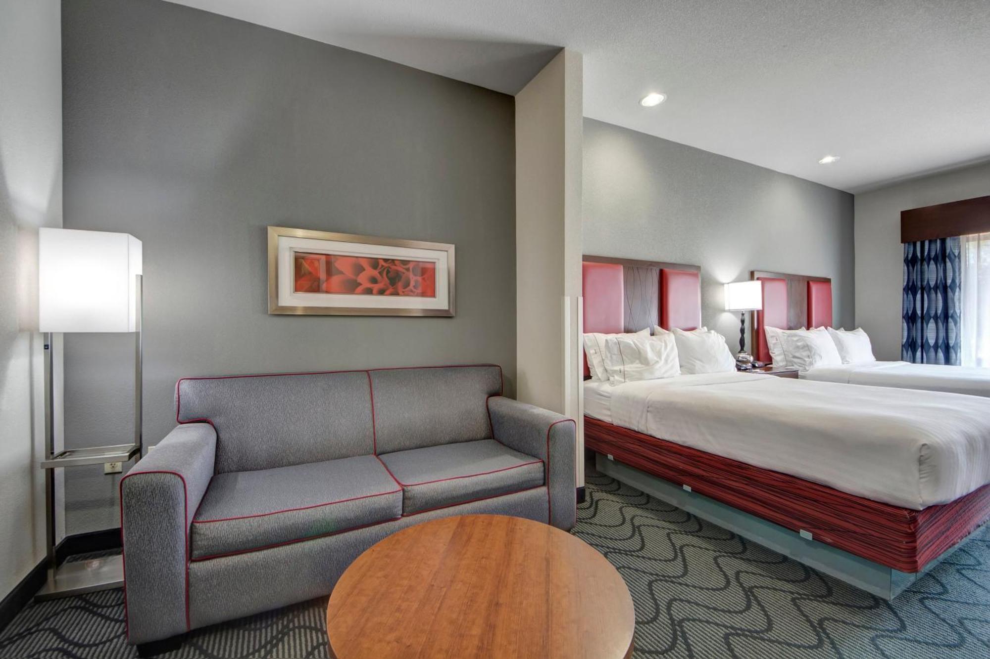 Queen Suite Two Queen Beds