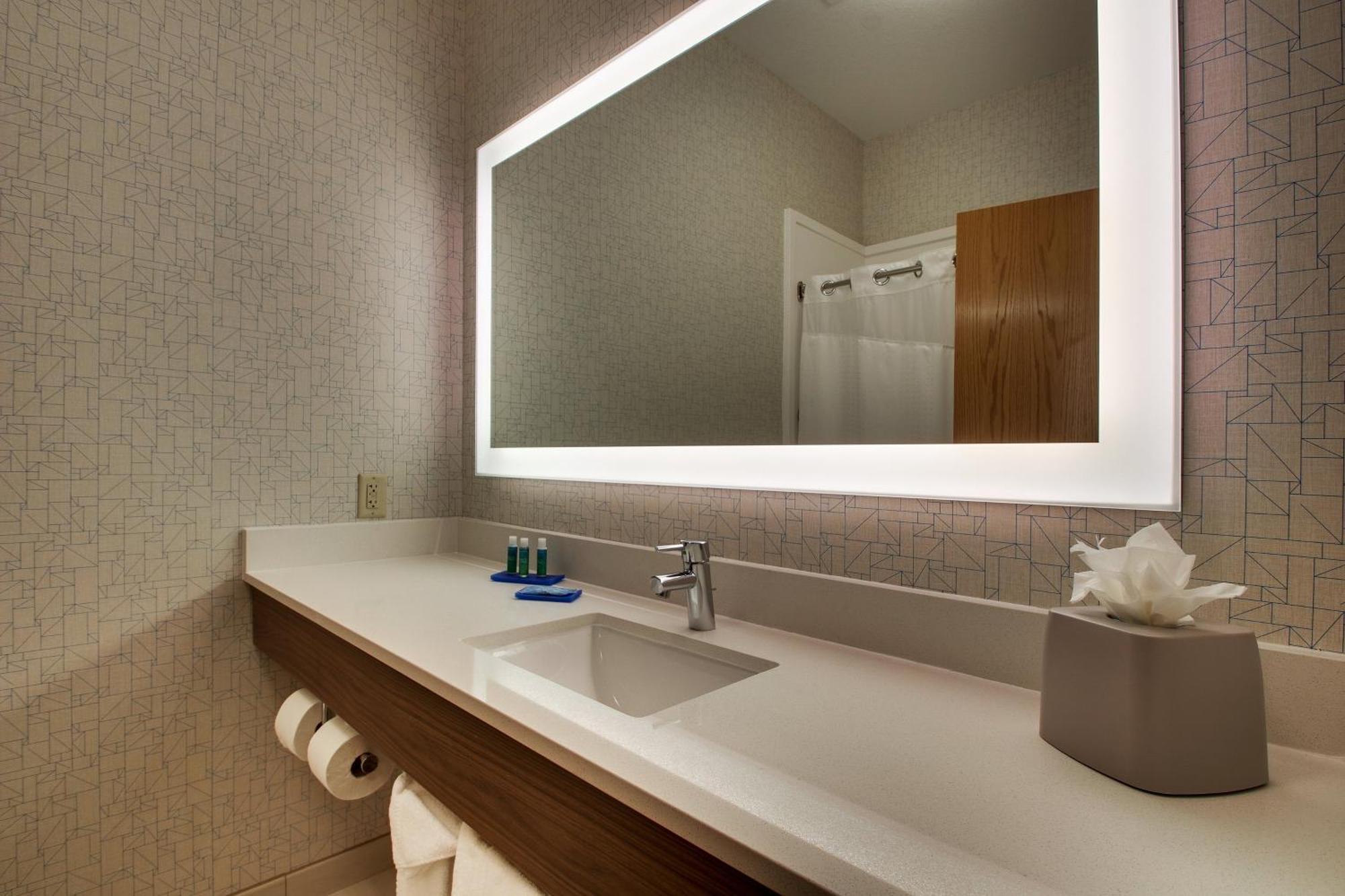 One-Bedroom Queen Suite