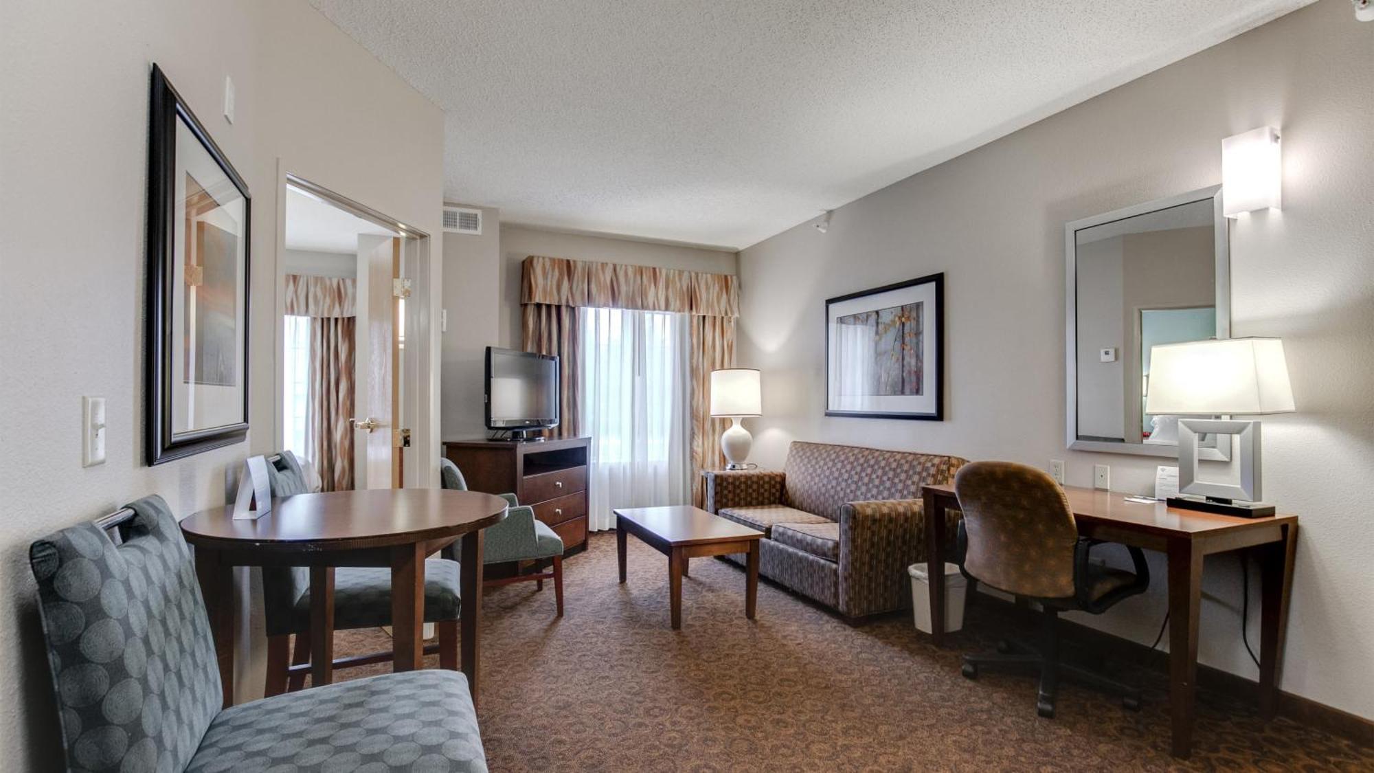 One-Bedroom Queen Suite
