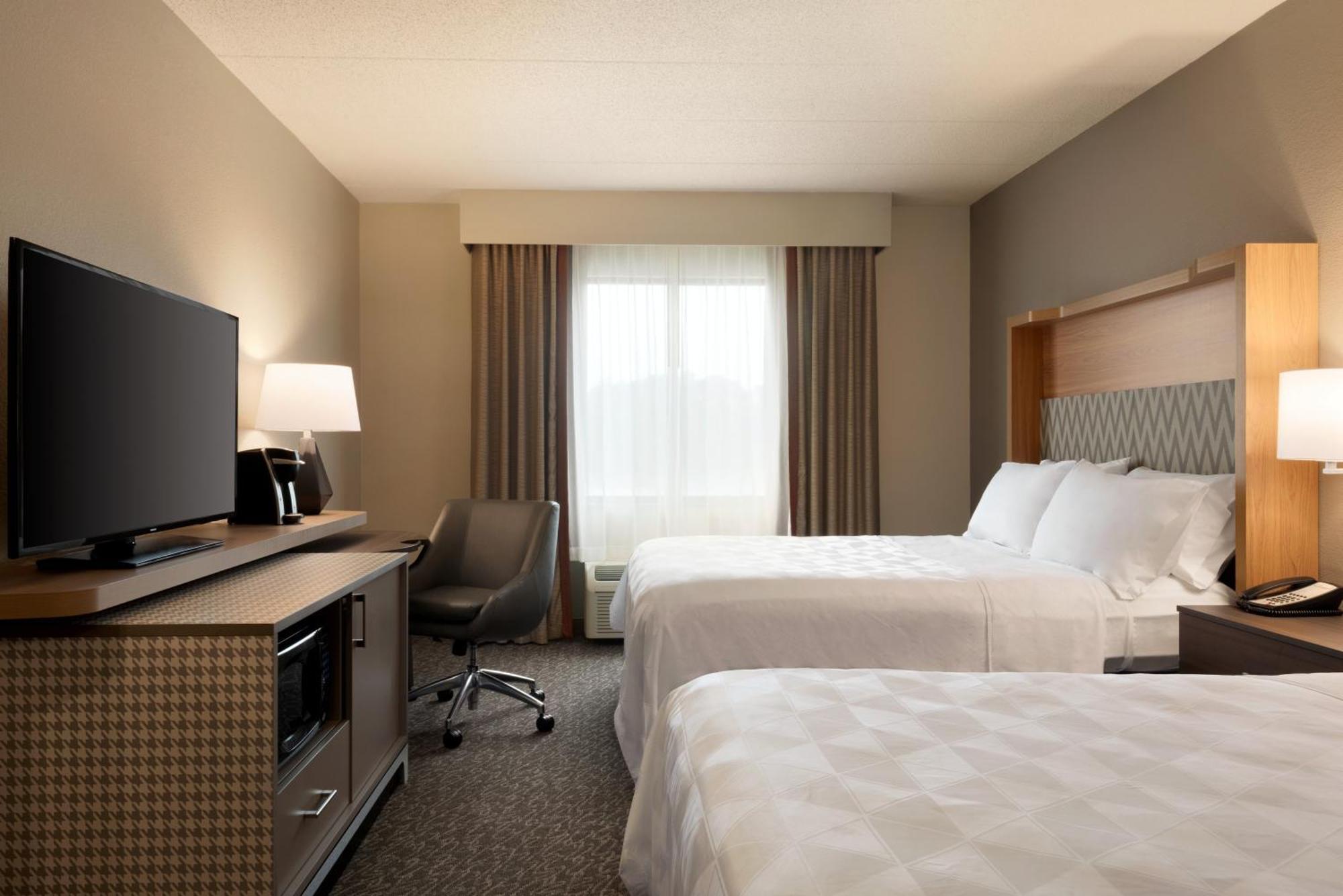 Queen Room 2 Queen Beds River View
