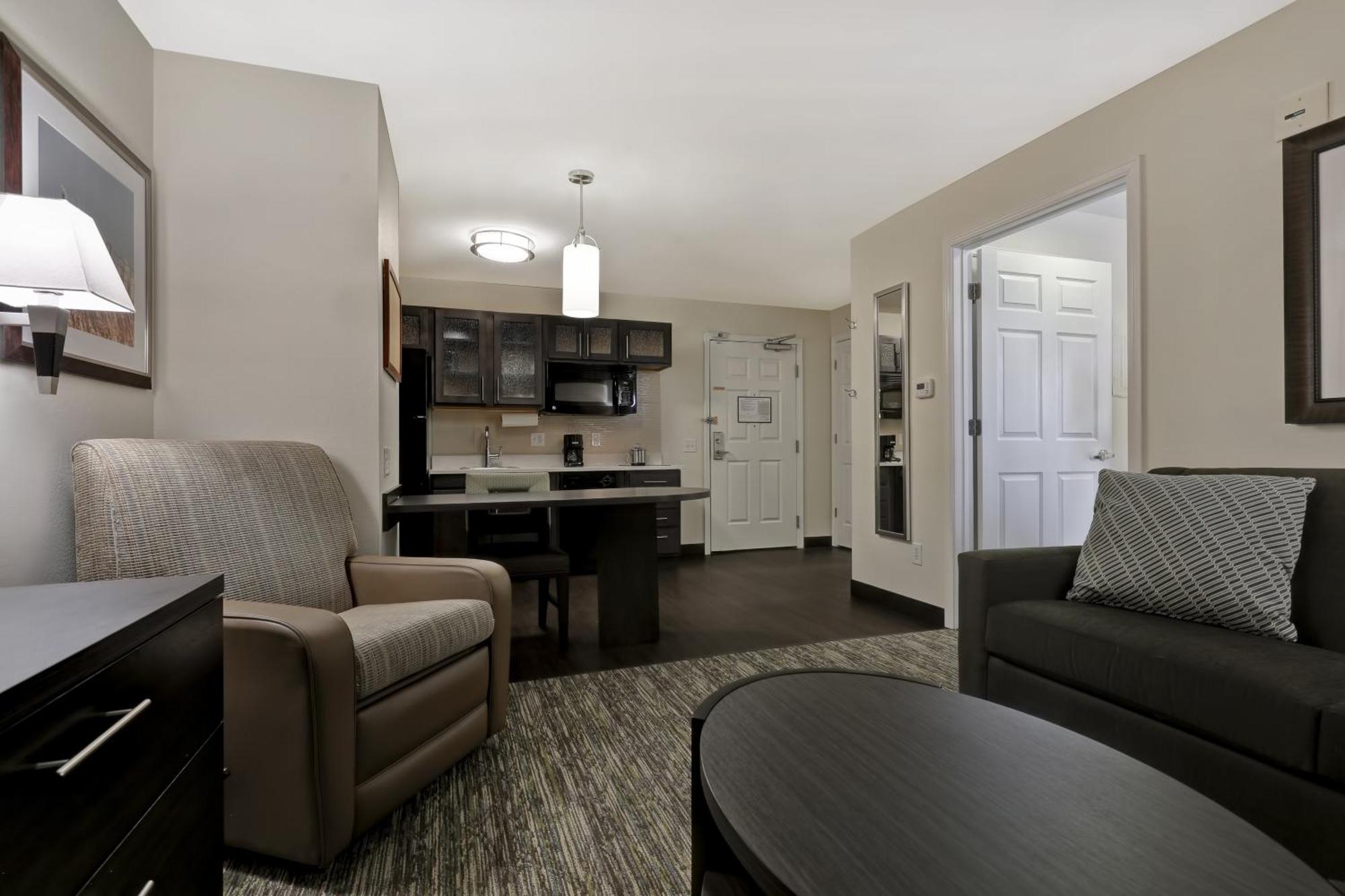One-Bedroom Queen Suite Non-Smoking