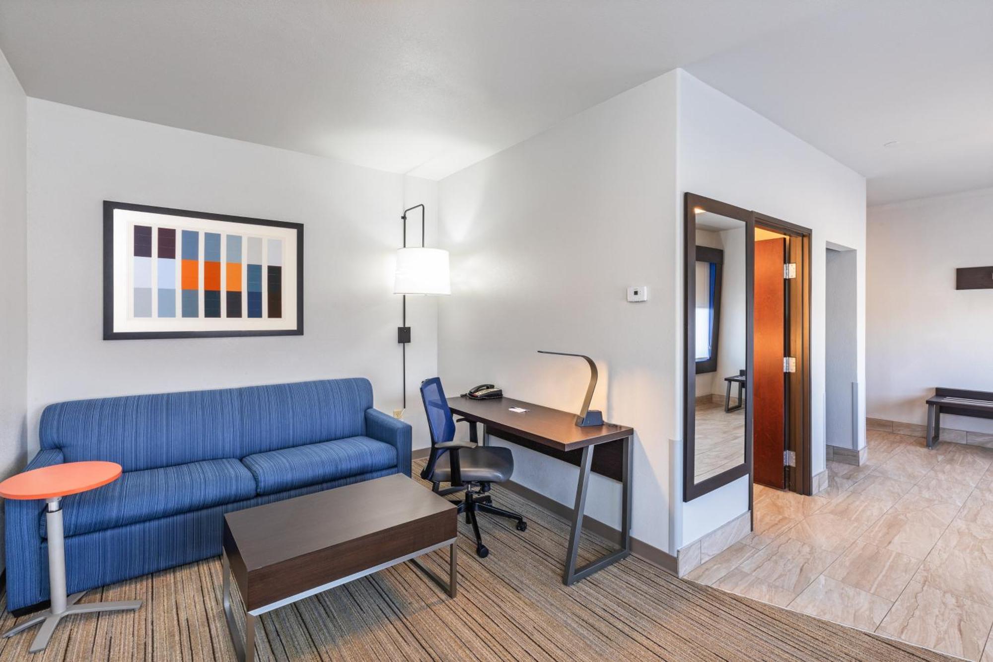 One-Bedroom King Suite Sofa Bed,1451593987:JPEG