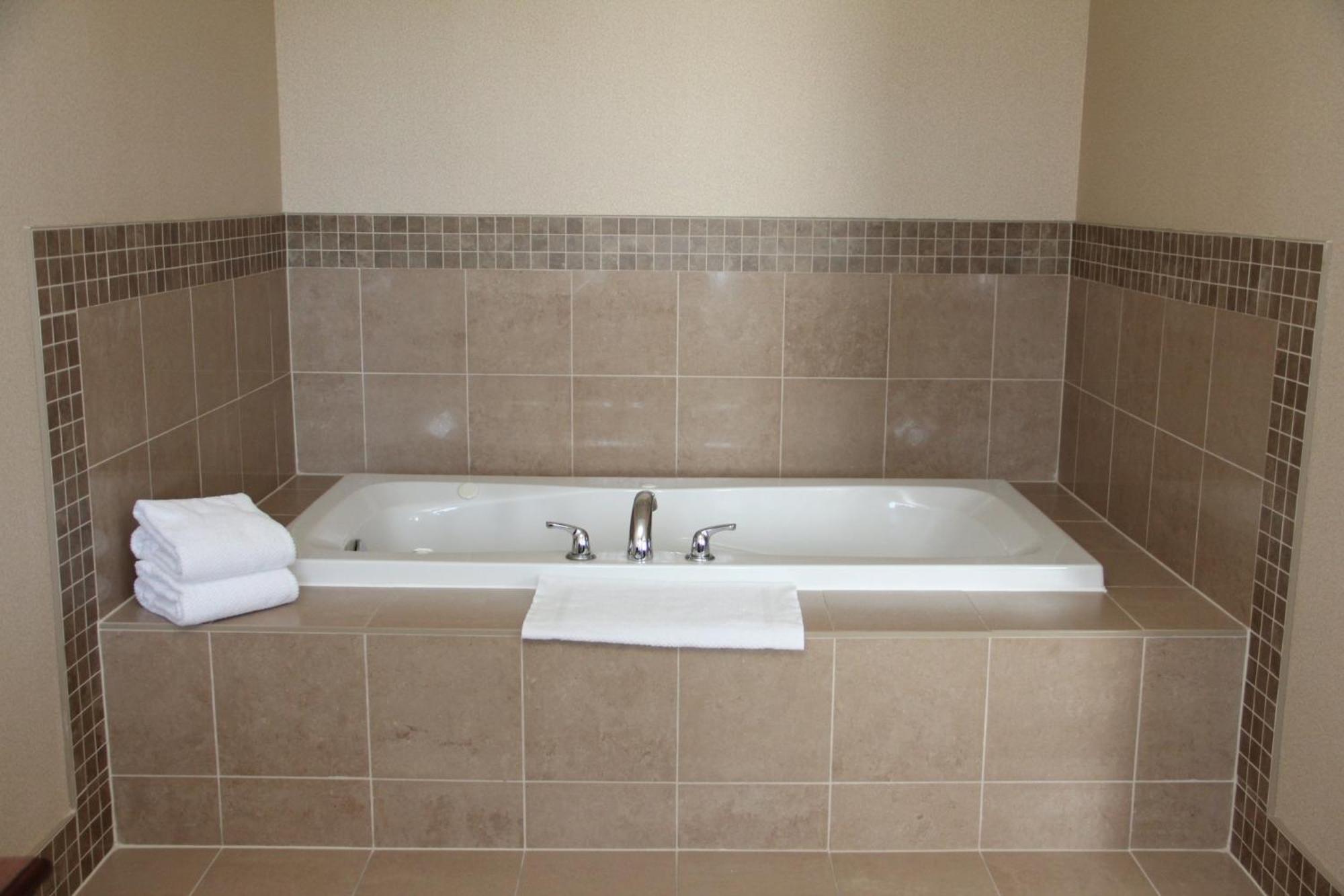 King Studio Suite Kitchen Jetted Tub