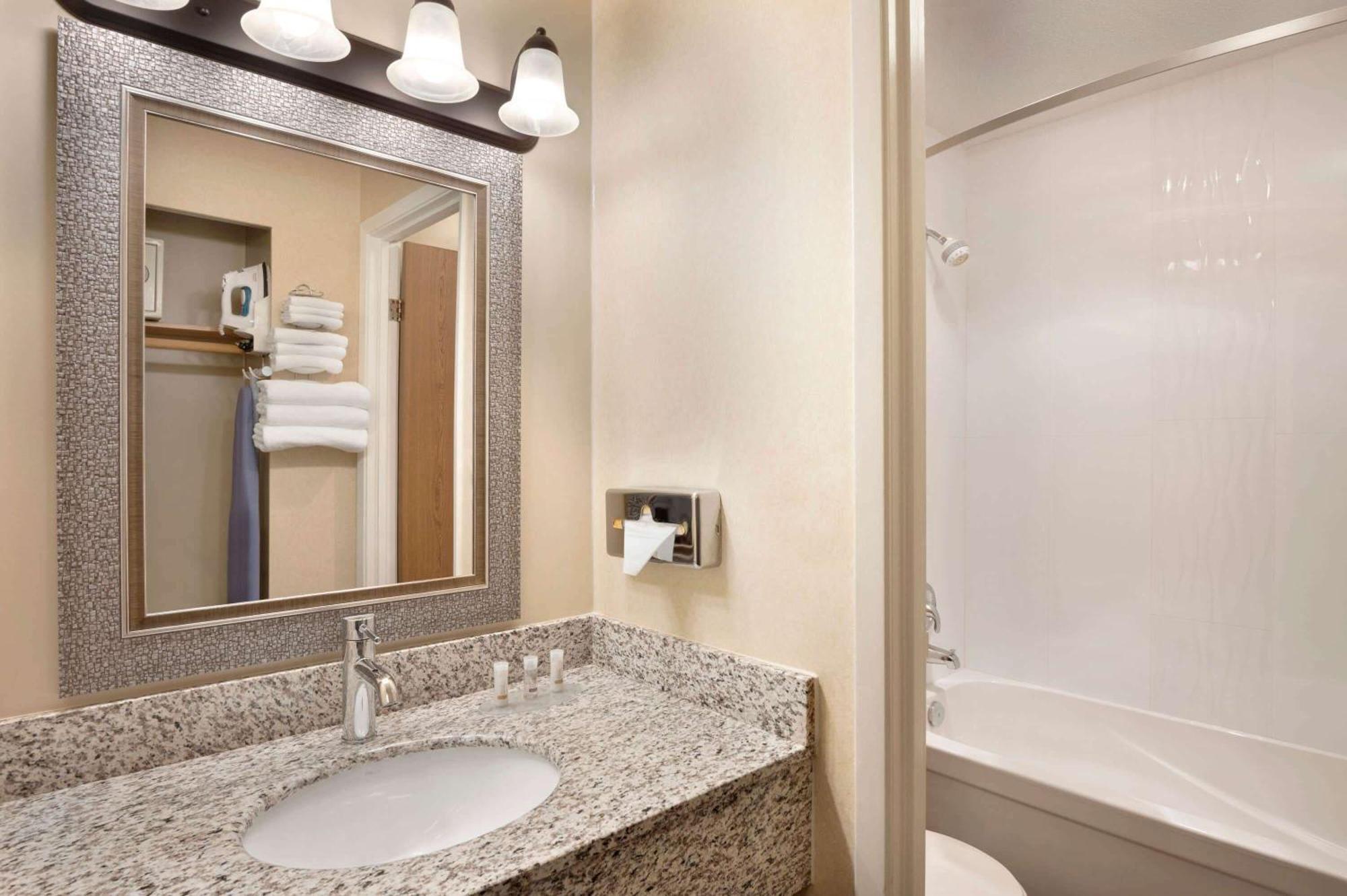 Queen Room Pool Level Pet-Friendly