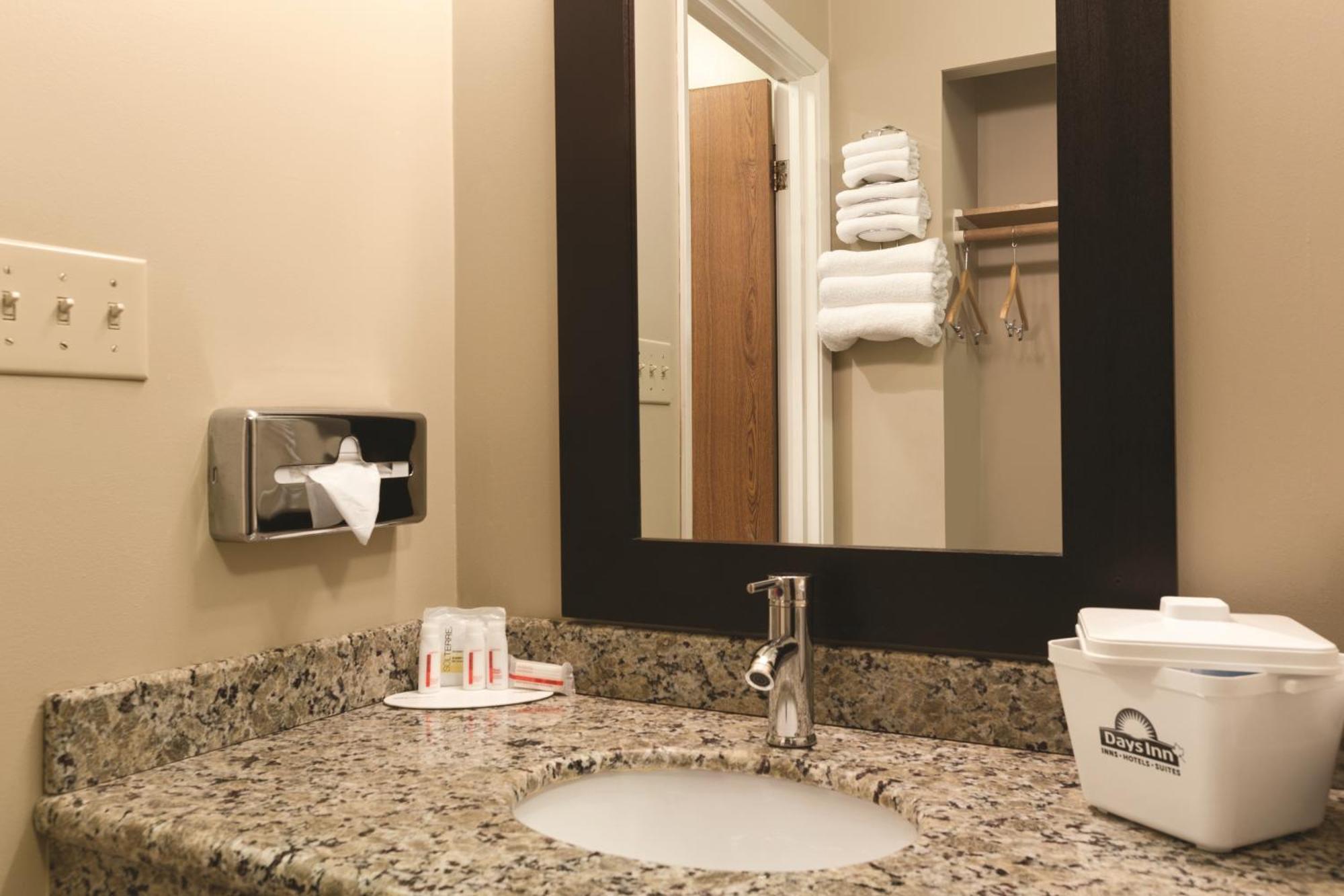 Queen Room Pool Level Pet-Friendly