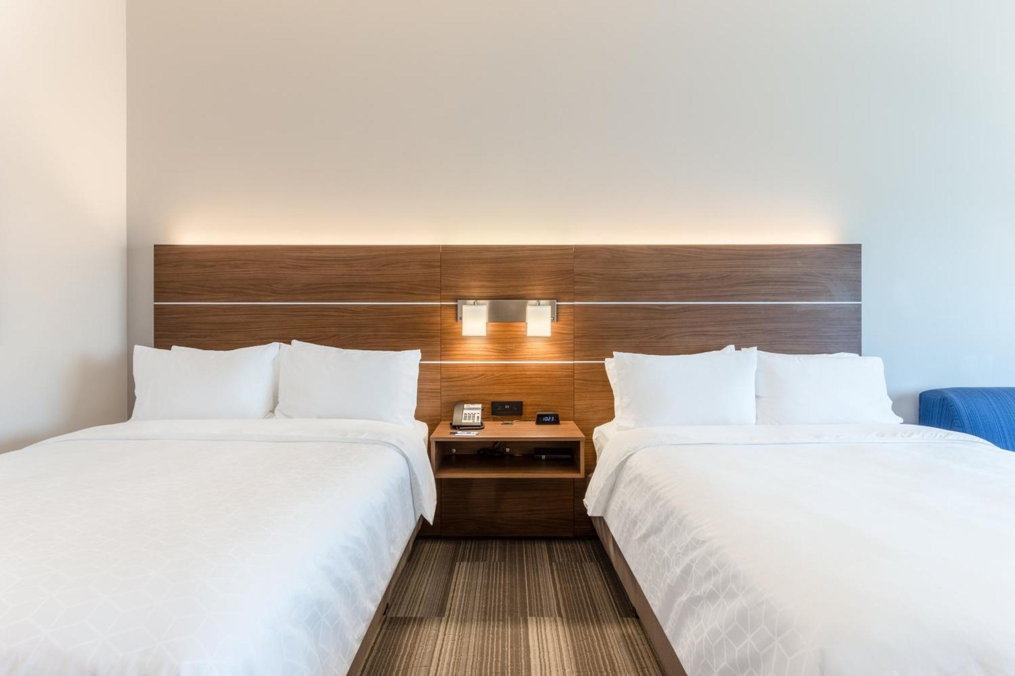 Queen Room with Two Queen Beds - Hearing Accessible