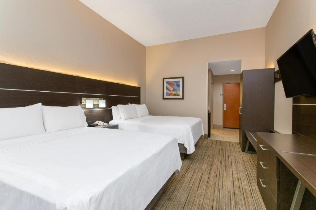 Standard Queen Room Two Queen Beds
