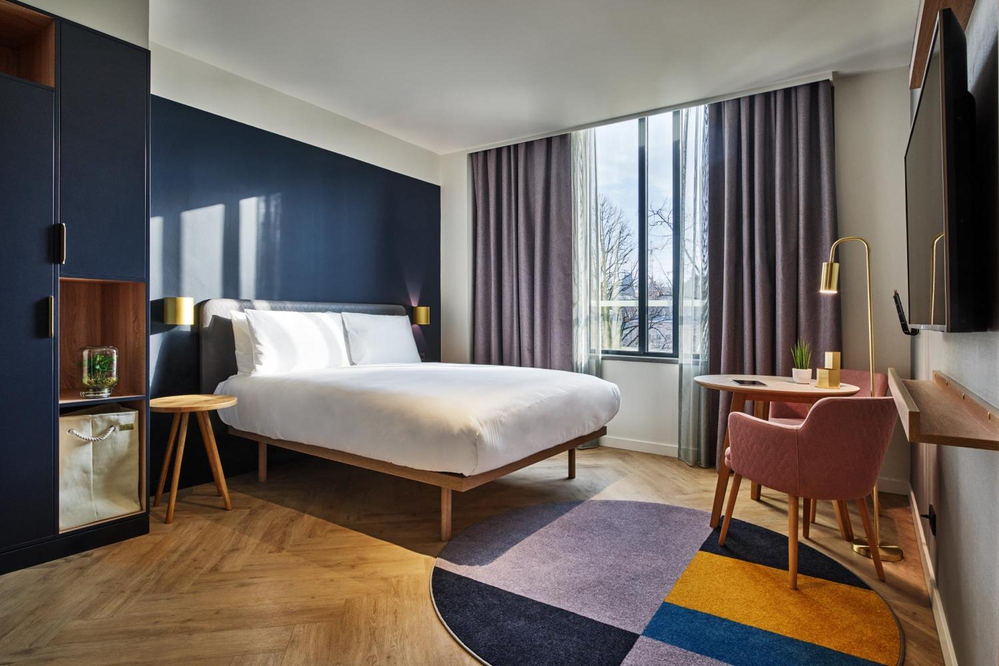 Studio Suite Queen Bed Parliament View