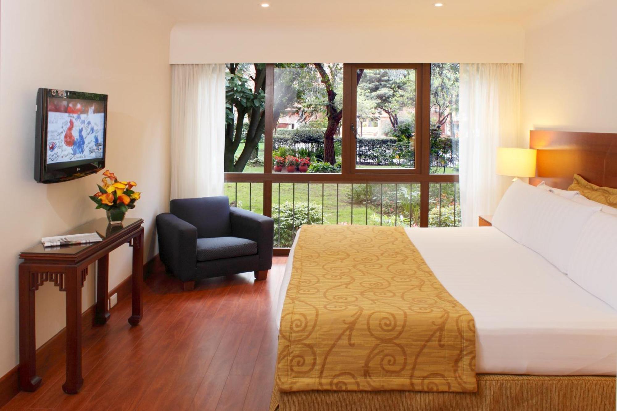 Classic One-Bedroom Apartment King Bed,146102327:JPEG