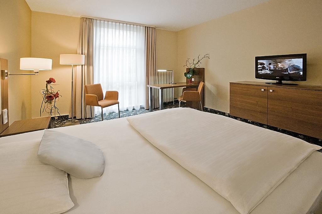 Business Queen Room