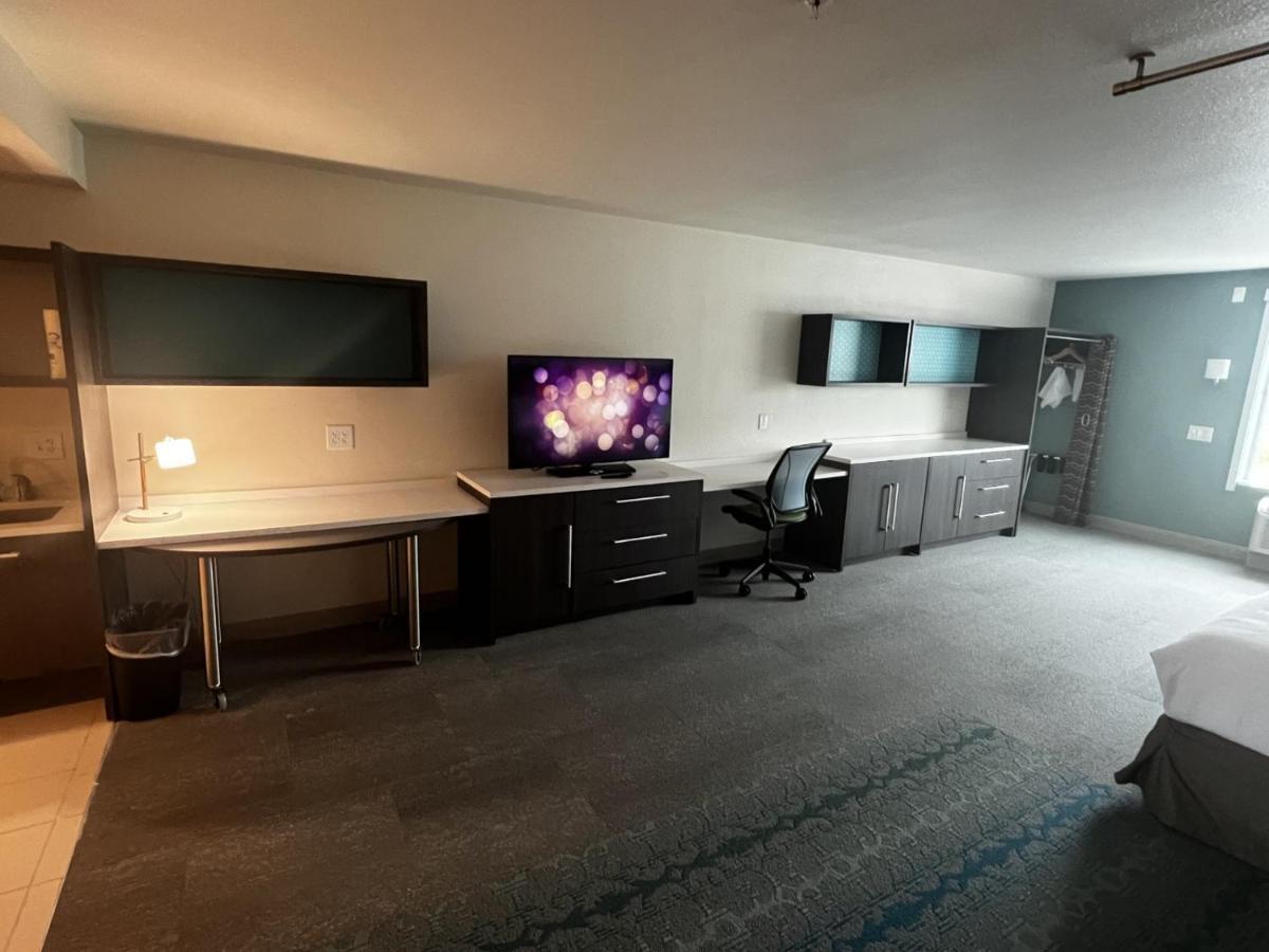 Queen Studio Two Queen Beds Mobility Hearing Access or Non-Smoking