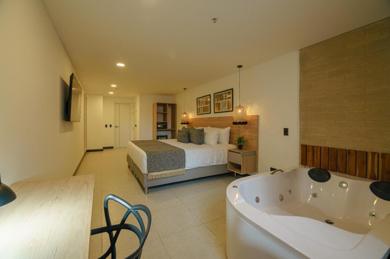 Habitación con cama grande y bañera de hidromasaje