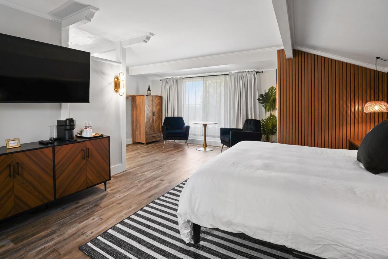 Deluxe Double Room Shower